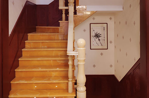 三原中式别墅室内汉白玉石楼梯的定制安装装饰效果